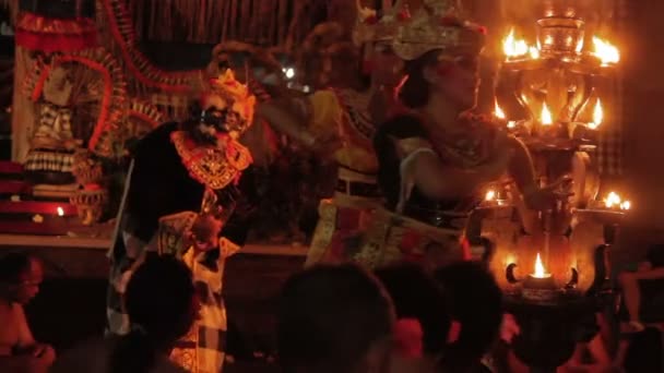 Ubud, Endonezya - 24 Ocak 2013. Turistler Kecak izlerken, Ketjak veya Ketjack müzik tiyatro dans, Ramayana maymun Chant da bilinir. Bali. — Stok video