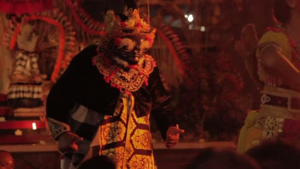 Ubud, indonesien - 24. januar 2013. touristen beobachten kecak, ketjak oder ketjack musik drama dance, auch bekannt als ramayana affengesang. bali. — Stockvideo