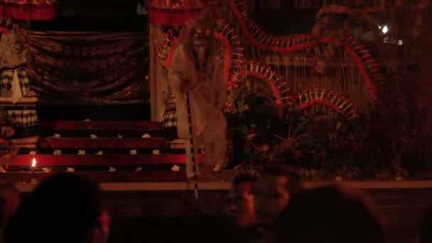 Ubud, Endonezya - 24 Ocak 2013. Turistler Kecak izlerken, Ketjak veya Ketjack müzik tiyatro dans, Ramayana maymun Chant da bilinir. Bali. — Stok video