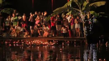 Phuket, Tayland - 28 Kasım 2012. Yerli halk ve turistler Loi Krathong kutluyor. İnsanlar içine su çelenk mumlar ile indirdi ve cennet Çin kağıt fenerler için bırak.