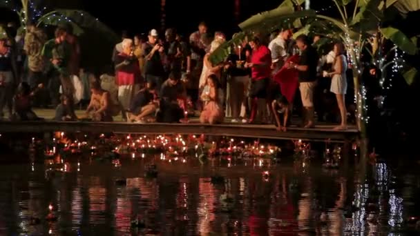 PHUKET, TAILANDIA - 28 de noviembre de 2012. Locales y turistas celebrando Loi Krathong. La gente bajó a las coronas de agua con velas y soltó las linternas chinas del papel del cielo . — Vídeos de Stock