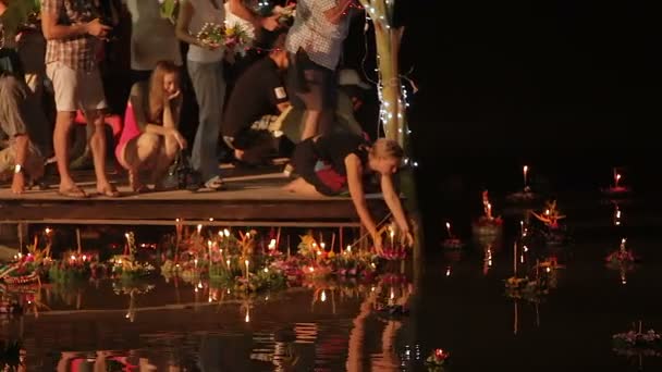PHUKET, THAILAND - 28 November 2012. Penduduk setempat dan wisatawan merayakan Loi Krathong. Orang-orang menurunkan ke dalam karangan bunga air dengan lilin dan membiarkan pergi ke surga lentera kertas Cina . — Stok Video