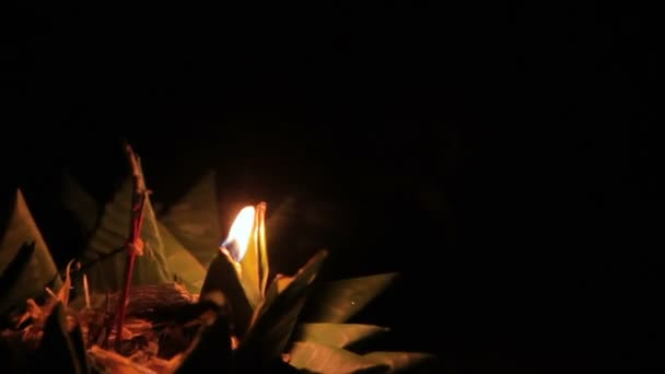 Locals en toeristen Loi Krathong vieren. Mensen zakken in de water-kransen met kaarsen en naar hemel Chinese papieren lantaarns laat gaan. Phuket, Thailand. — Stockvideo