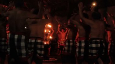 Ubud, Endonezya - 24 Ocak 2013. Turistler Kecak izlerken, Ketjak veya Ketjack müzik tiyatro dans, Ramayana maymun Chant da bilinir. Bali.