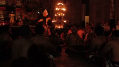 Ubud, Endonezya - 24 Ocak 2013. Turistler Kecak izlerken, Ketjak veya Ketjack müzik tiyatro dans, Ramayana maymun Chant da bilinir. Bali.