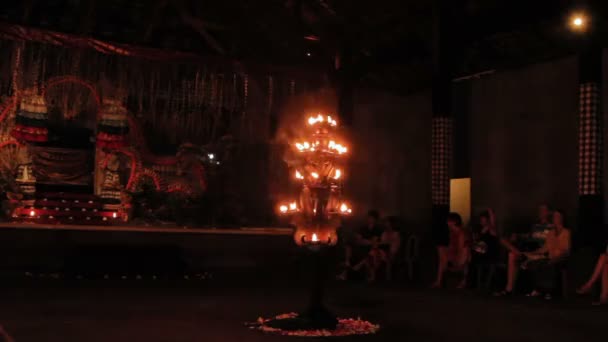 Ubud, Indonesië - 24 januari 2013. Toeristen kijken naar Kecak, Ketjak of Ketjack muziekdrama dans, ook bekend als Ramayana Monkey Chant. Bali. — Stockvideo