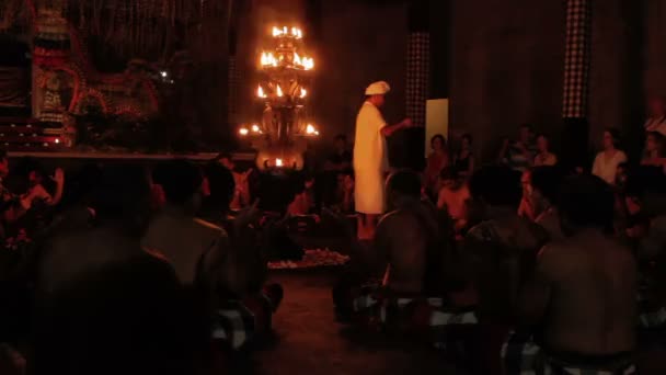 Ubud, Indonesien - 24 januari 2013. Turister titta på Kecak, Ketjak eller Ketjack musik drama Dans, även känd som Ramayana Monkey Chant. Bali. — Stockvideo