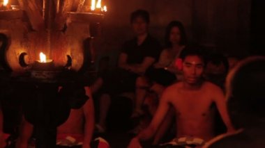 Ubud, Endonezya - 24 Ocak 2013. Turistler Kecak izlerken, Ketjak veya Ketjack müzik tiyatro dans, Ramayana maymun Chant da bilinir. Bali.