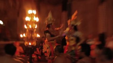 Ubud, Endonezya - 24 Ocak 2013. Turistler Kecak izlerken, Ketjak veya Ketjack müzik tiyatro dans, Ramayana maymun Chant da bilinir. Bali. Lens bebek tatlı etkisi.