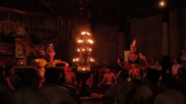 Ubud, Endonezya - 24 Ocak 2013. Turistler Kecak izlerken, Ketjak veya Ketjack müzik tiyatro dans, Ramayana maymun Chant da bilinir. Bali.