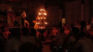 Ubud, Endonezya - 24 Ocak 2013. Turistler Kecak izlerken, Ketjak veya Ketjack müzik tiyatro dans, Ramayana maymun Chant da bilinir. Bali.