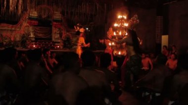 Ubud, Endonezya - 24 Ocak 2013. Turistler Kecak izlerken, Ketjak veya Ketjack müzik tiyatro dans, Ramayana maymun Chant da bilinir. Bali.