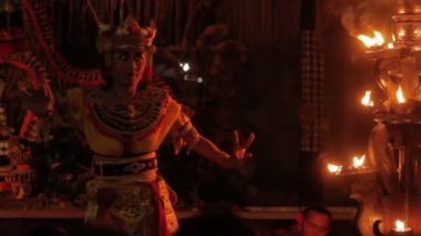 Ubud, Endonezya - 24 Ocak 2013. Turistler Kecak izlerken, Ketjak veya Ketjack müzik tiyatro dans, Ramayana maymun Chant da bilinir. Bali.