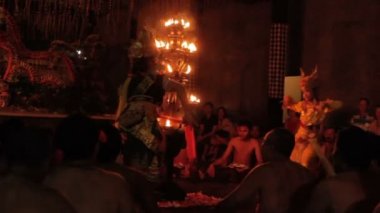 Ubud, Endonezya - 24 Ocak 2013. Turistler Kecak izlerken, Ketjak veya Ketjack müzik tiyatro dans, Ramayana maymun Chant da bilinir. Bali.