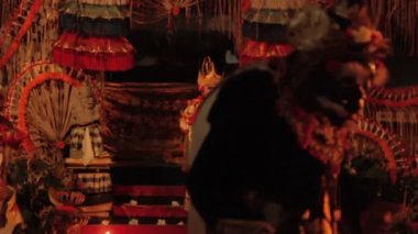 Ubud, Endonezya - 24 Ocak 2013. Turistler Kecak izlerken, Ketjak veya Ketjack müzik tiyatro dans, Ramayana maymun Chant da bilinir. Bali.