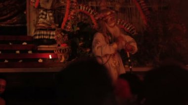 Ubud, Endonezya - 24 Ocak 2013. Turistler Kecak izlerken, Ketjak veya Ketjack müzik tiyatro dans, Ramayana maymun Chant da bilinir. Bali.