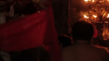Ubud, Endonezya - 24 Ocak 2013. Turistler Kecak izlerken, Ketjak veya Ketjack müzik tiyatro dans, Ramayana maymun Chant da bilinir. Bali.