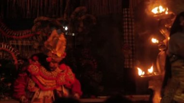 Ubud, Endonezya - 24 Ocak 2013. Turistler Kecak izlerken, Ketjak veya Ketjack müzik tiyatro dans, Ramayana maymun Chant da bilinir. Bali.
