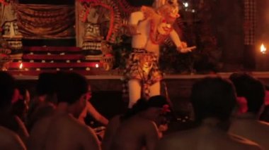 Ubud, Endonezya - 24 Ocak 2013. Turistler Kecak izlerken, Ketjak veya Ketjack müzik tiyatro dans, Ramayana maymun Chant da bilinir. Bali.