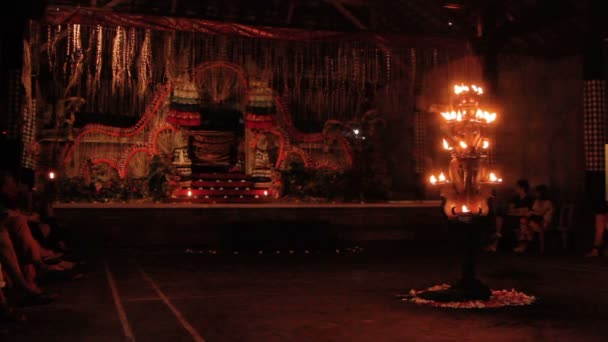 우 붓, 인도네시아-2013 년 1 월 24 일입니다. 관광객 기다리는 Kecak Ketjak 또는 Ketjack 댄스입니다. 발리. — 비디오