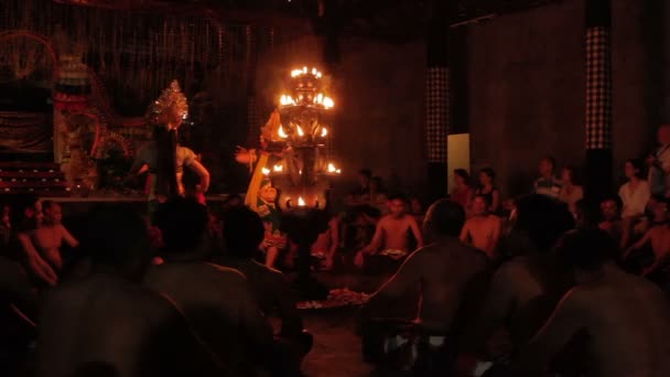 Ubud, Indonesien - 24 januari 2013. Turister titta på Kecak, Ketjak eller Ketjack musik drama Dans, även känd som Ramayana Monkey Chant. Bali. — Stockvideo