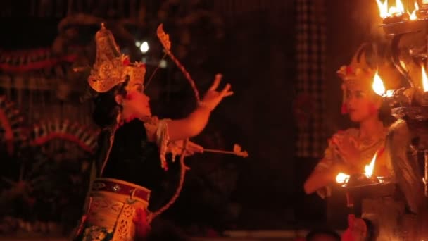 Ubud, Indonésie - 24. ledna 2013. Turisté sledování Kecak, taneční Ketjak nebo Ketjack hudební drama, také známý jako Ramayana Opice Chorál. Bali. — Stock video