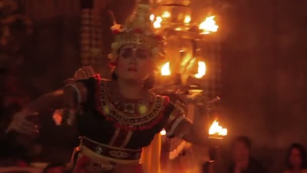 UBUD, INDONESIA - 24 gennaio 2013. Turisti che guardano Kecak, Ketjak o Ketjack ballare dramma musicale, noto anche come Ramayana Monkey Chant. Bali . — Video Stock