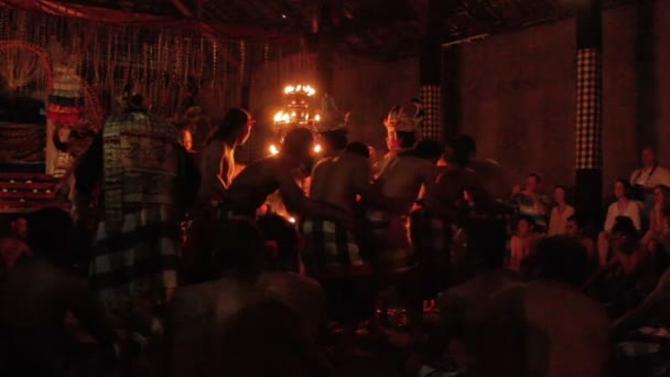 УБУД, ИНДОНЕЗИЯ - 24 января 2013 года. Туристы смотрят Kecak, Ketjak или Ketjack музыкальный драматический танец, также известный как Ramayana Monkey Chant. Бали . — стоковое видео