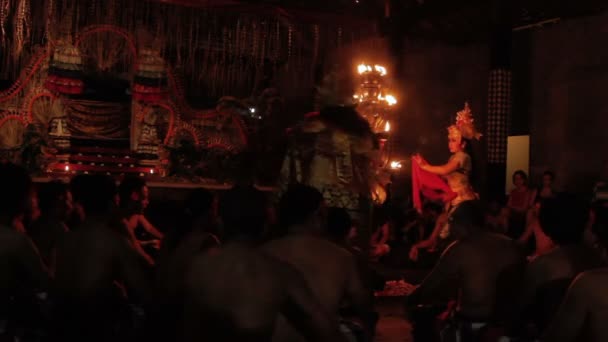 УБУД, ИНДОНЕЗИЯ - 24 января 2013 года. Туристы смотрят Kecak, Ketjak или Ketjack музыкальный драматический танец, также известный как Ramayana Monkey Chant. Бали . — стоковое видео