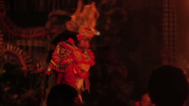 Ubud, Indonésie - 24. ledna 2013. Turisté sledování Kecak, taneční Ketjak nebo Ketjack hudební drama, také známý jako Ramayana Opice Chorál. Bali. — Stock video