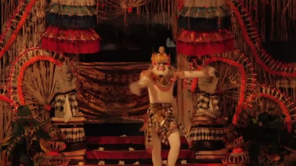 Ubud, Endonezya - 24 Ocak 2013. Turistler Kecak izlerken, Ketjak veya Ketjack müzik tiyatro dans, Ramayana maymun Chant da bilinir. Bali. — Stok video