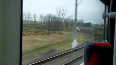 Moskova, Rusya - 17 Ekim 2012. Aeroexpress tren Dovodedovo havaalanına hareket etmesini görüntüleyin. Moskova banliyö bölgesi sonbahar manzaraları.