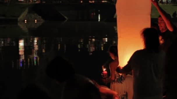 PHUKET, THAÏLANDE - 28 novembre 2012. Les habitants et les touristes célèbrent la Loi Krathong. Les gens ont descendu dans les couronnes d'eau avec des bougies et ont laissé aller au paradis lanternes en papier chinois . — Video