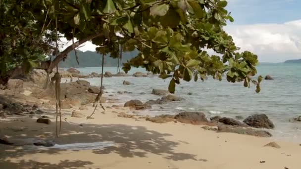 Морського прибою на пляжі Лаем ка Noi. Обірваний мотузку на передньому плані. Острів Пхукет, Таїланд. — стокове відео