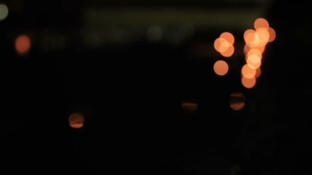 Местные жители и туристы празднуют Лой Кратонг. Люди опускались в водяные венки со свечами и отпускали на небеса китайские бумажные фонари. Размытое прошлое. Пхукет, Таиланд . — стоковое видео