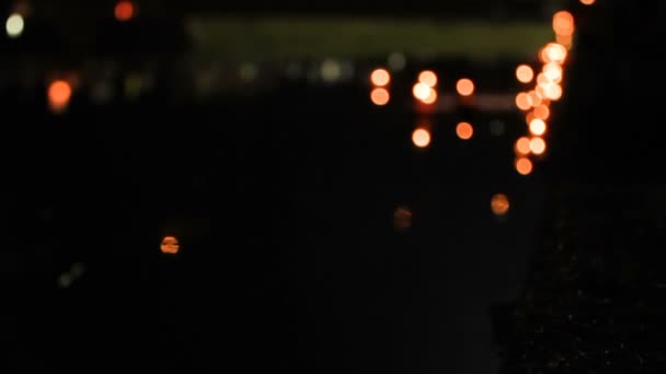 Locais e turistas comemorando Loi Krathong. As pessoas baixaram para as grinaldas de água com velas e deixaram ir para o céu lanternas de papel chinesas. Fundo desfocado. Phuket, Tailândia . — Vídeo de Stock