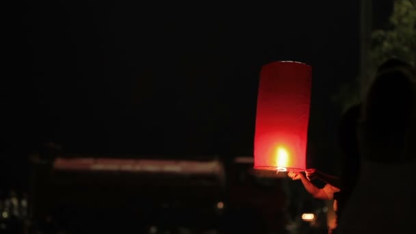 Locales y turistas celebrando Loi Krathong. La gente bajó a las coronas de agua con velas y soltó las linternas chinas del papel del cielo . — Vídeos de Stock