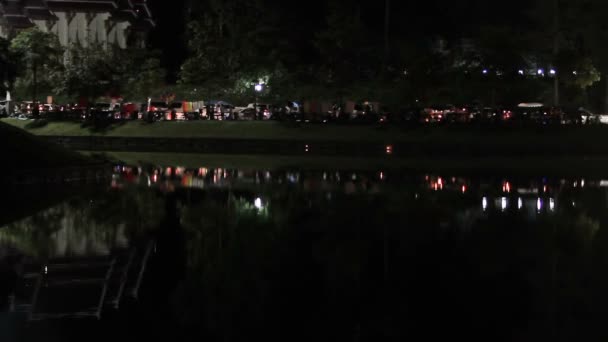 Místní obyvatelé a turisté slaví svátek matek. Lidé spustil do vody věnce se svíčkami a pustit do nebe čínské Lampiony. Phuket, Thajsko. — Stock video