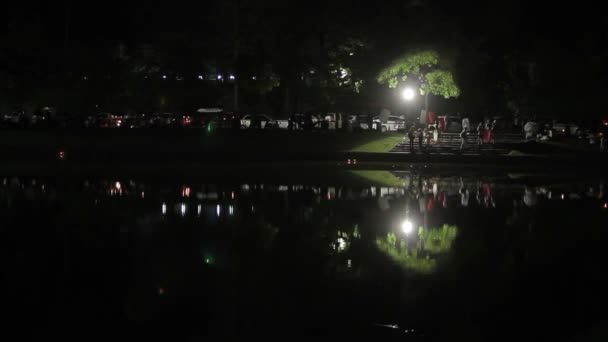 Locais e turistas comemorando Loi Krathong. As pessoas baixaram para as grinaldas de água com velas e deixaram ir para o céu lanternas de papel chinesas. Phuket, Tailândia . — Vídeo de Stock