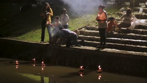 PHUKET, TAILANDIA - 28 de noviembre de 2012. Locales y turistas celebrando Loi Krathong. La gente bajó a las coronas de agua con velas y soltó las linternas chinas del papel del cielo . — Vídeo de stock