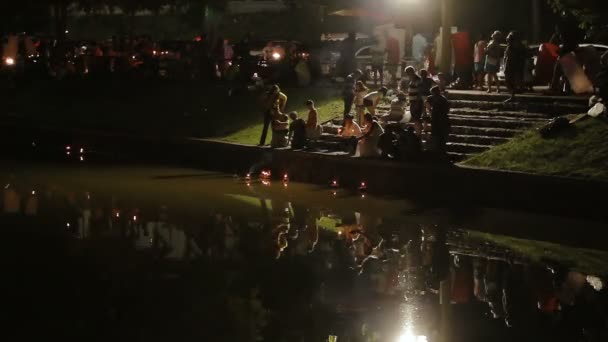 PHUKET, TAILANDIA - 28 de noviembre de 2012. Locales y turistas celebrando Loi Krathong. La gente bajó a las coronas de agua con velas y soltó las linternas chinas del papel del cielo . — Vídeos de Stock