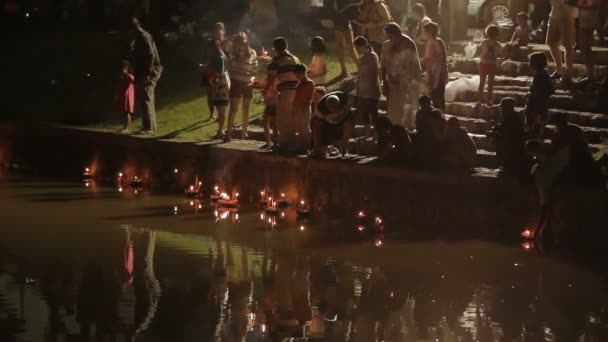 PHUKET, THAÏLANDE - 28 novembre 2012. Les habitants et les touristes célèbrent la Loi Krathong. Les gens ont descendu dans les couronnes d'eau avec des bougies et ont laissé aller au paradis lanternes en papier chinois . — Video