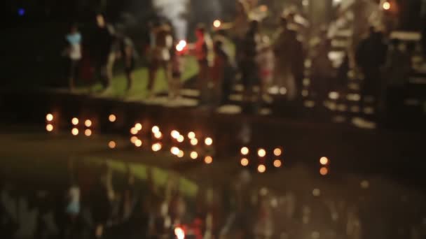 PHUKET, TAILANDIA - 28 de noviembre de 2012. Locales y turistas celebrando Loi Krathong. La gente bajó a las coronas de agua con velas y soltó las linternas chinas del papel del cielo . — Vídeos de Stock