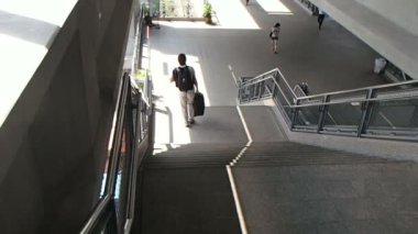 Bangkok, Tayland - 18 Ekim 2012. Tren istasyonuna insanlar. Merdivenlerden gidiş Bagaj ile turizm.