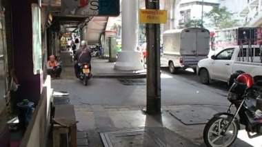 Bangkok, Tayland - 18 Ekim 2012. Trafik sıkışıklığı, yaya kaldırımda onların motosiklet sürücüleri sürücü.