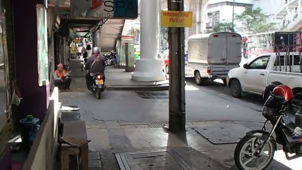 BANGKOK, THAILANDIA - 18 ottobre 2012. Blocco del traffico, i conducenti guidano le loro moto sul marciapiede pedonale . — Video Stock