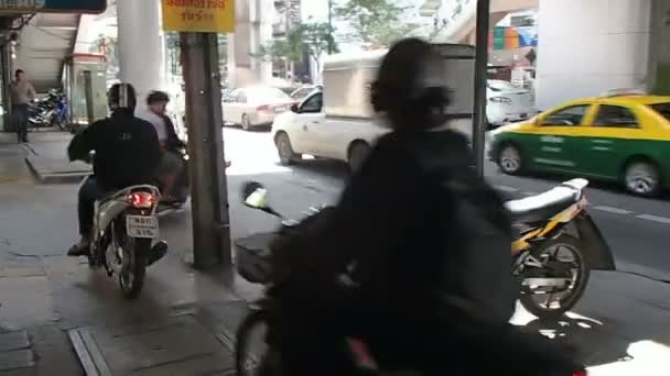 BANGKOK, TAILANDIA - 18 de octubre de 2012. Atasco de tráfico, los conductores conducen sus motos en el pavimento peatonal . — Vídeos de Stock