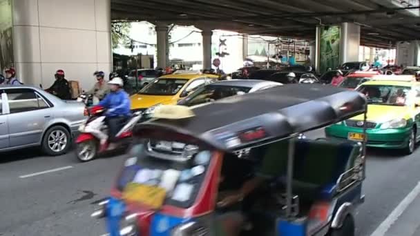 BANGKOK, TAILANDIA - 18 de octubre de 2012. Atasco de tráfico. Autobuses, coches y motos se mueven lentamente . — Vídeos de Stock