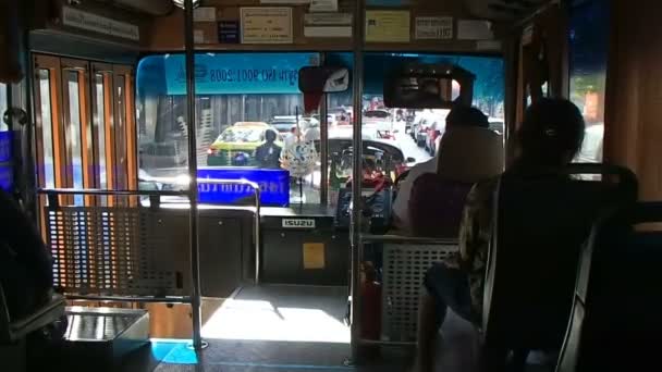 BANGKOK, THAILANDIA - 25 ottobre 2012. Strade di Bangkok attraverso il finestrino anteriore di un autobus. Trasporti pubblici . — Video Stock