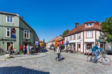 Trondheim, Norveç - 15 Haziran 2017. Sokaklarda yürüyüş ve renkli binalar kafede yemek turistler. İskandinav tarzı mimarisinin.